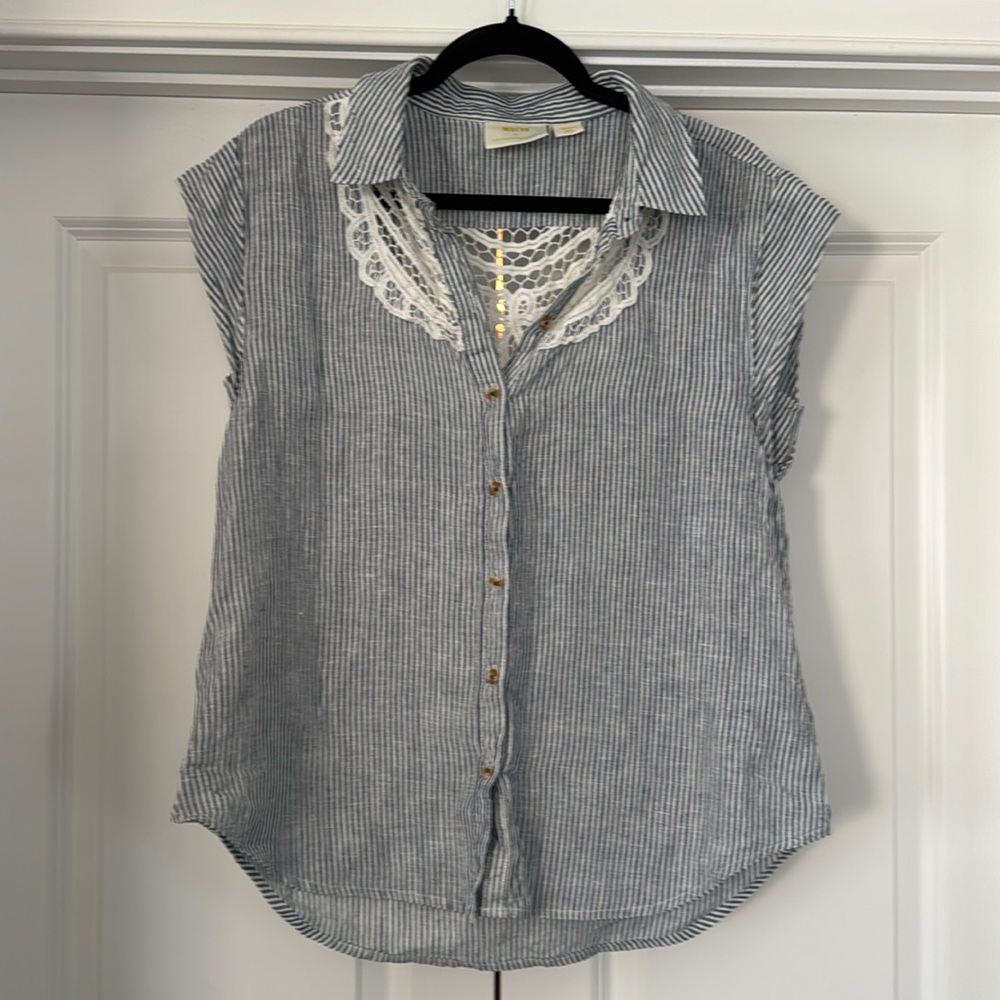 Maeve by Anthropologie 100% Linen top with lace S. Excellent condition.